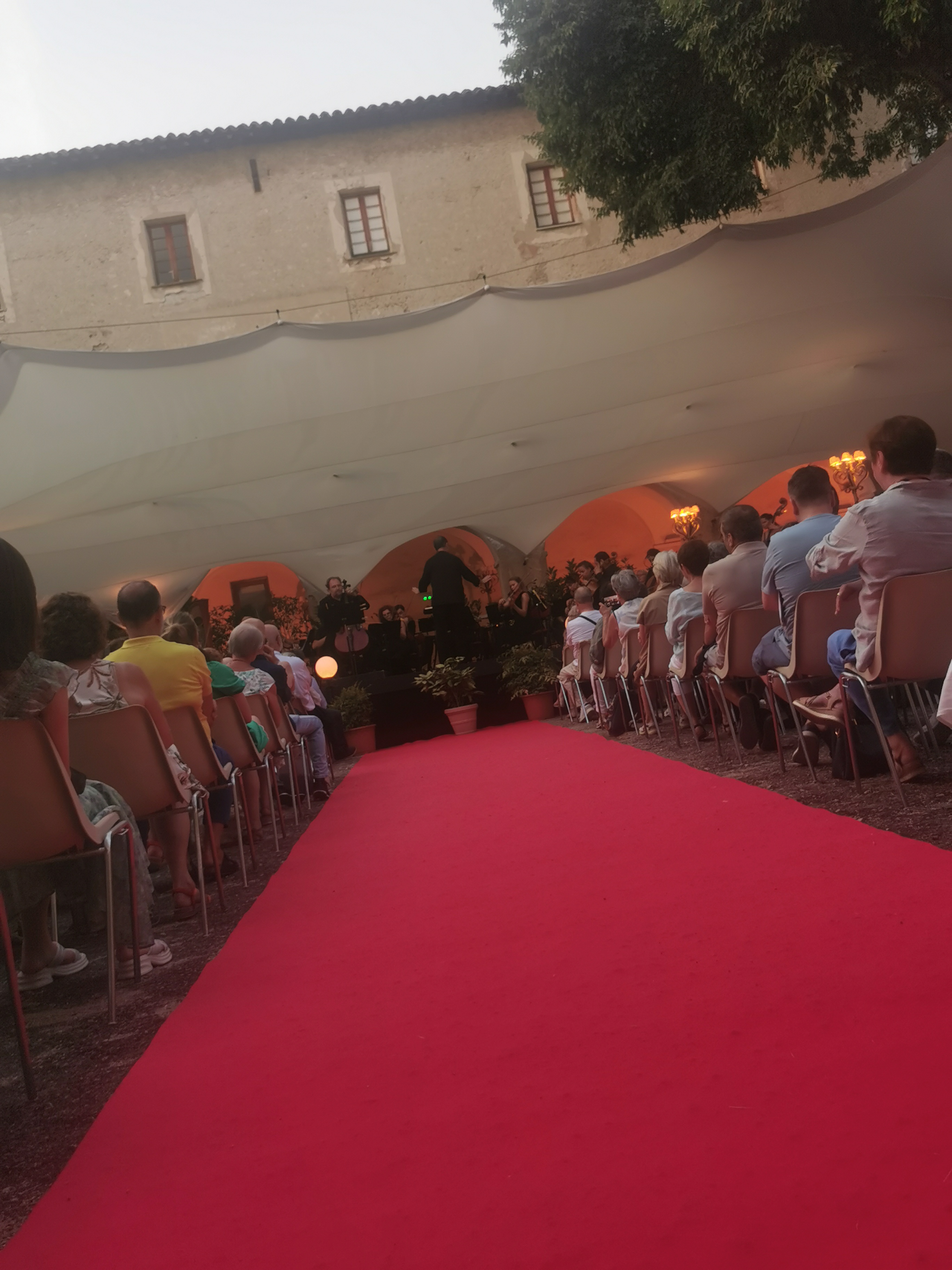 SCENE CLOITRE TAPIS ROUGE IMG_20240724_203655.jpg